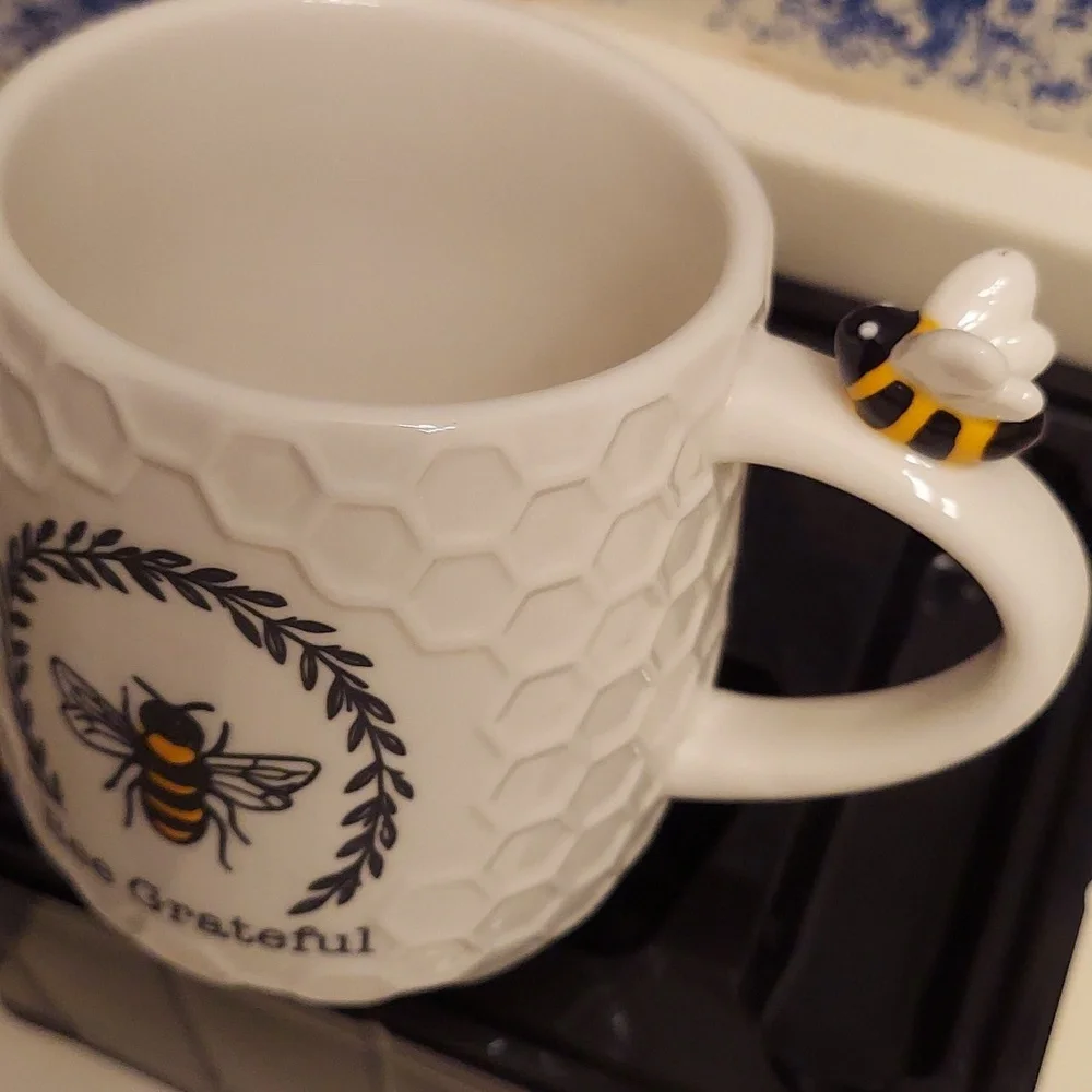 Bee Grateful OVERSIZED Ceramic Embossed Coffee Mug 20 Ounce BNWT 5☆ RETIRED